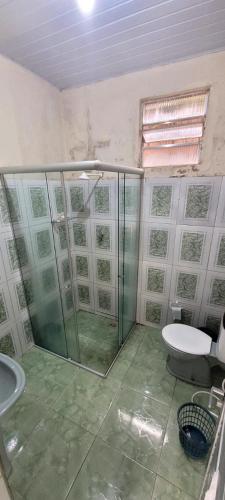 a bathroom with a shower and a toilet at Casa para Cop30 in Belém