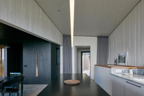 Un comedor con una mesa y una cocina. en Villa La Charbonnière, en La Malbaie