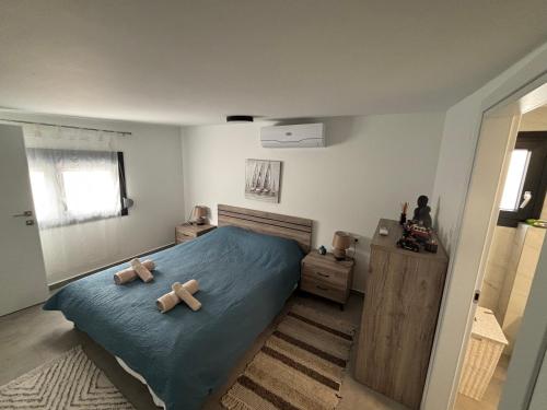 イラクリトサにあるÉva Apartman houseのテディベアが2体乗ったベッドのある寝室
