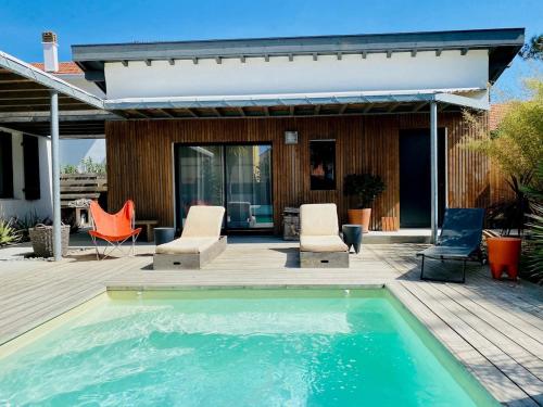 une piscine devant une maison dans l'établissement Villa classée 5 étoiles 200m de la plage piscine chauffée 5 vélos, à Capbreton