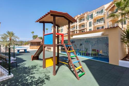 Herní místnost nebo prostor pro děti v ubytování Aparthotel Ona Cala Pi Club
