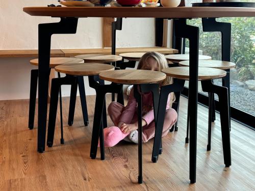 a little girl sitting on the floor under a table at Osugi-ya 大杉屋 in Wazuka