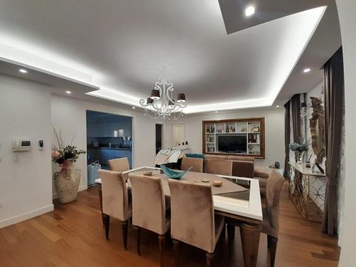 a dining room with a dining table and chairs at a casa tua in San Nicola La Strada