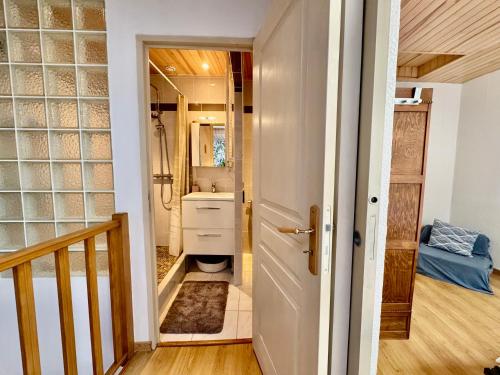 une salle de bain avec douche et toilettes dans une chambre dans l'établissement Maison de vacance familiale Tomlina, Neffies, à Néffiès