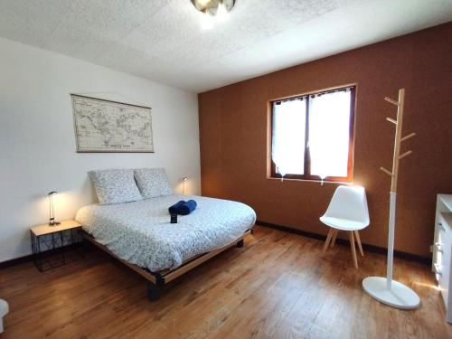 une chambre avec un lit et une fenêtre dans l'établissement Le Chevran - appart 2 chambres - proche gare, à Cluses