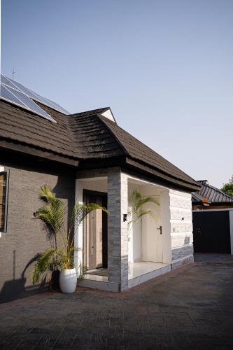 una casa con un garaje blanco con una puerta en Nest Luxury Apartment, en Ilorin