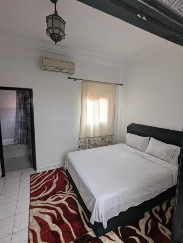 une chambre avec un lit et un tapis dans l'établissement Almohafidon room, à Marrakech