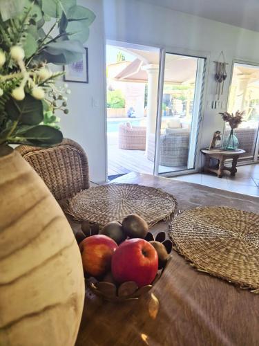 - une table avec un bol de fruits dans l'établissement A Bella Gaia, à Cauro