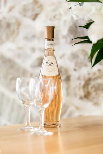 une bouteille de vin et deux verres sur une table dans l'établissement Charming Appartement II, à Antibes