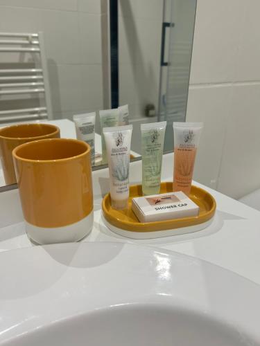 un plateau avec quatre tasses et une assiette avec un ensemble de produits dans l'établissement Le Flodoard Chic, à Épernay