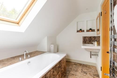 Ένα μπάνιο στο Spacious farmhouse with stunning valley views