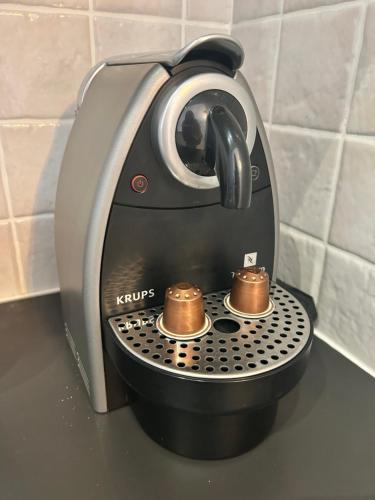 une cafetière assise au-dessus d'un comptoir dans l'établissement Le Flodoard Chic, à Épernay