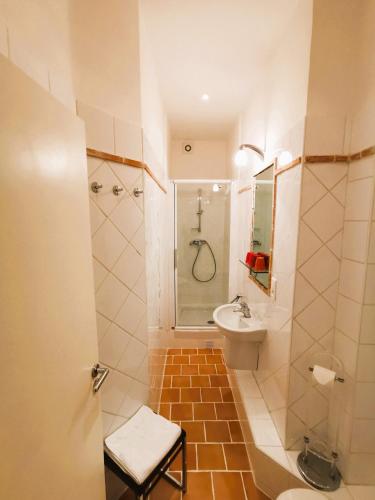 une salle de bain avec une douche, des toilettes et un lavabo dans l'établissement Appartements 7 Florian, à Cannes