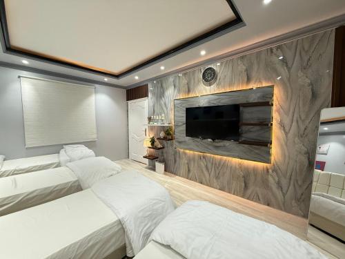 Ein Bett oder Betten in einem Zimmer der Unterkunft شرفة أحد Suite