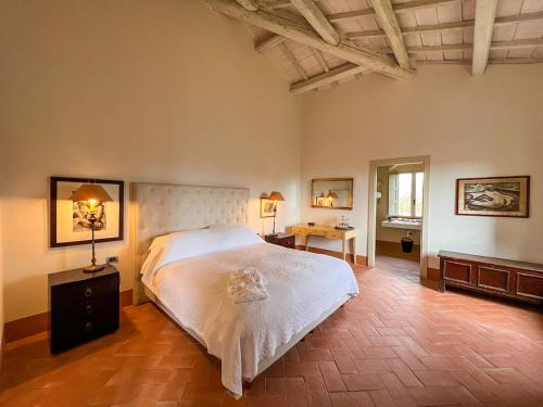 Postel nebo postele na pokoji v ubytování Il Senatore - Chianti Villa & Pool