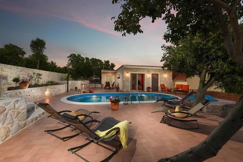 Authentic stone Villa with pool, Obrovac