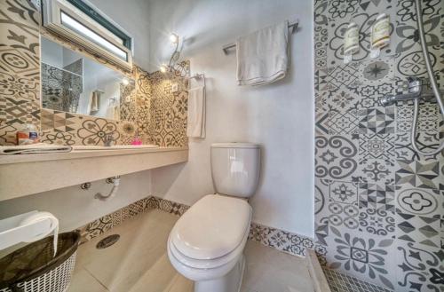 a bathroom with a toilet and a sink at Casa de Azzancha in Azinhaga