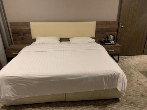 a large white bed in a hotel room at اعالي للشقق المخدومه in Abha