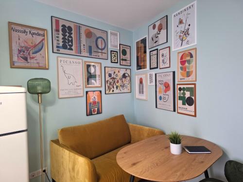 un soggiorno con un divano e un tavolo di La Suite St-André - T2 Art Déco - Centre ville a Clermont-Ferrand