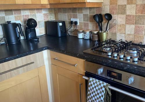 Küche/Küchenzeile in der Unterkunft Trendy 3 Bedrooms-Free Parking-Sleeps 8