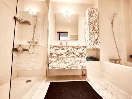 Koupelna v ubytování Appartement F4 avec jardin à deux pas de la mer