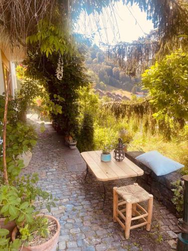 a picnic table and a bench in a garden at Vu sur le lac et les neiges éternelle in Thun