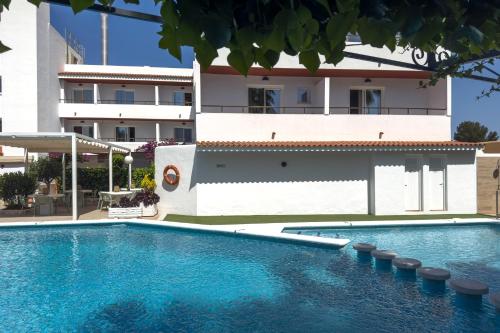 an empty swimming pool in front of a building at Casual Bahía Ibiza in San Antonio Bay