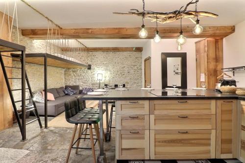 une cuisine avec une grande île et un salon dans l'établissement Le Blandan Spacious and Cozy Apartment - Lyon 1st, à Lyon