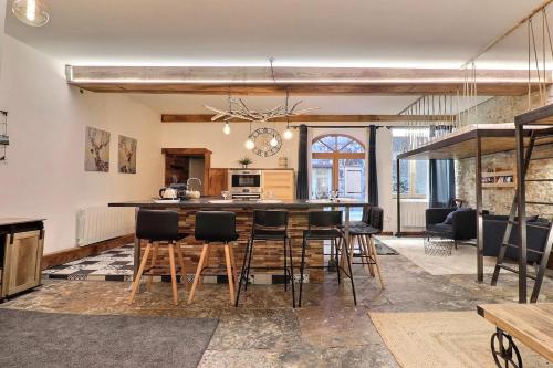 une cuisine et une salle à manger avec une table et des chaises dans l'établissement Le Blandan Spacious and Cozy Apartment - Lyon 1st, à Lyon