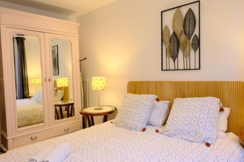 une chambre avec un lit et un miroir dans l'établissement Charming Appartement II, à Antibes