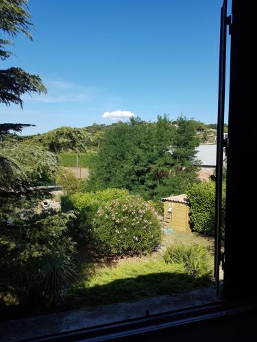 Elle offre une vue sur le jardin depuis sa fenêtre. dans l'établissement First, à Saint-Hilaire-de-Brethmas