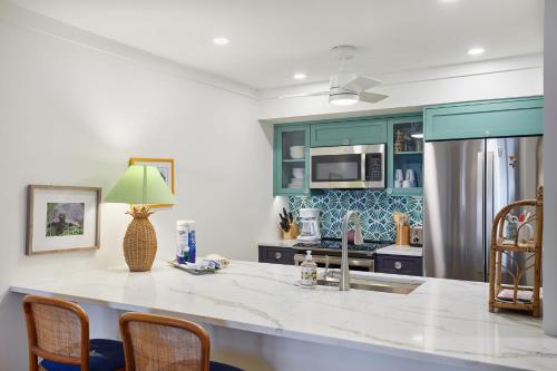 Kuchyň nebo kuchyňský kout v ubytování Gorgeous Oceanfront Residence in Exclusive Sanibel Surfside