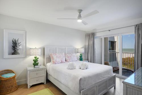 Postel nebo postele na pokoji v ubytování Gorgeous Oceanfront Residence in Exclusive Sanibel Surfside