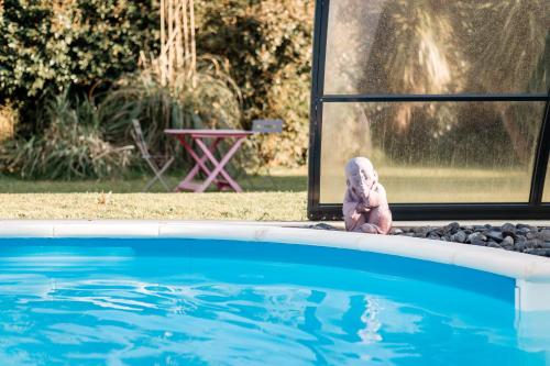 - un service de garde d'enfants à côté de la piscine dans l'établissement Tipoz'Immo - house with private pool - bed linen included - enclosed ground, à Plovan