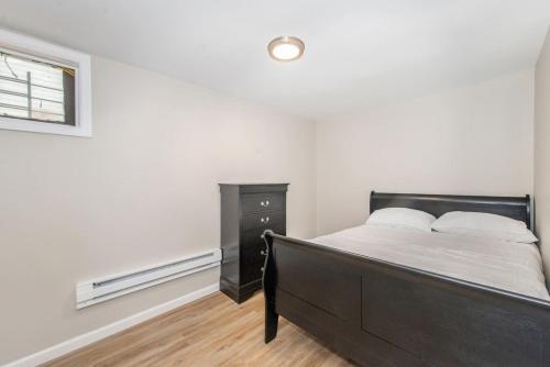 Ένα ή περισσότερα κρεβάτια σε δωμάτιο στο Cozy Basement 2 Bed in Passaic