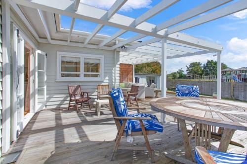 Ein Balkon oder eine Terrasse in der Unterkunft Spacious Papakura Family Delight w Deck and Yard