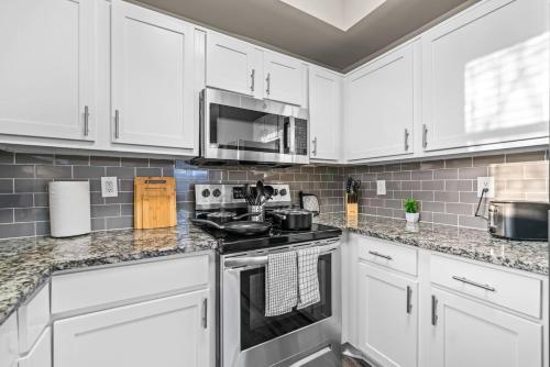 Galeriebild der Unterkunft Elegant Escape 2BR 2BA Pool in Haltom City