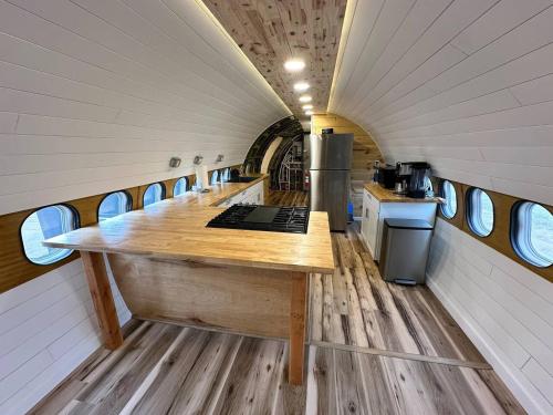 Χώρος καθιστικού στο Pilot Lodge - Epic Alaskan Airplane Home DC-9