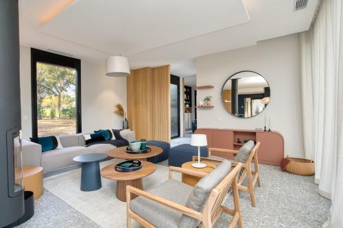 un salon avec un canapé et une table dans l'établissement Villa Saphir, à Grimaud