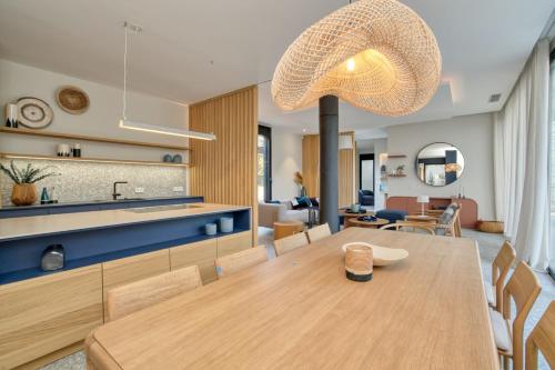Il comprend une cuisine et un salon avec une table en bois. dans l'établissement Villa Saphir, à Grimaud