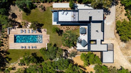 une vue aérienne d'une maison avec piscine dans l'établissement Villa Saphir, à Grimaud