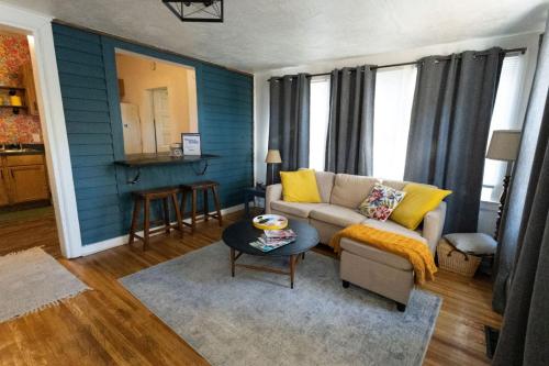 un salon avec un canapé et une table dans l'établissement Sunshine Cottage 2 bedroom in duplex, à Hastings