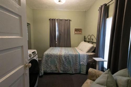 une petite chambre avec un lit et une fenêtre dans l'établissement Sunshine Cottage 2 bedroom in duplex, à Hastings
