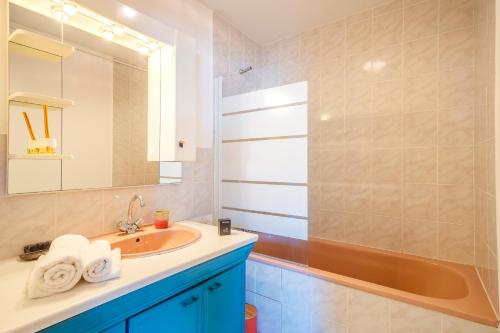 une salle de bain avec un lavabo et une douche dans l'établissement L'écrin bleu - Vue Mer - Wifi - Central, à Pornichet