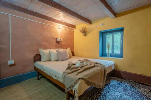 a bedroom with a bed in a room with a window at Mountain eyrie in Banjār
