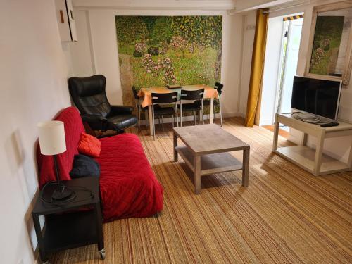 un salon avec un canapé et une table dans l'établissement Cholet Camp de base pour visiter la Région 25 minPuyduFou, parcoriental, châteaux de la Loire, Nantes, à Cholet