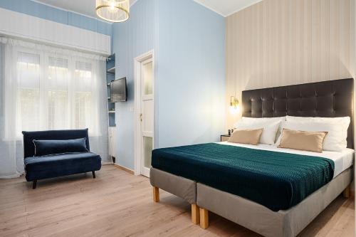 sypialnia z dużym łóżkiem i krzesłem w obiekcie Stylish one - Bedroom Apartment near Città Studi - M4 Argonne Metro Stop w Mediolanie