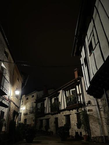 a night time photo of an alley with a building at Casa Los Abuelos in Candeleda