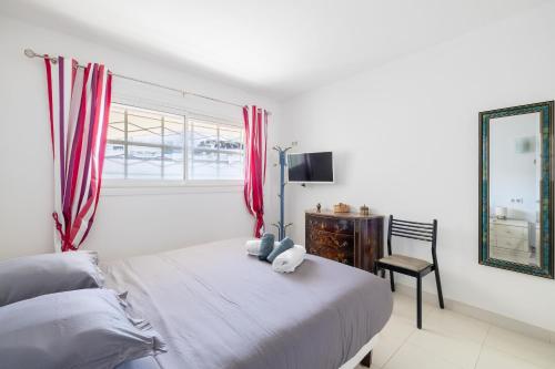 une chambre avec un lit, une chaise et une fenêtre dans l'établissement Latour Maubourg 20 by Halldis, à Cannes