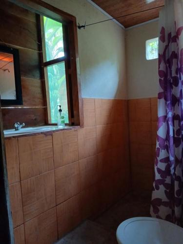 Ένα μπάνιο στο Hostal Así es mi Tierra